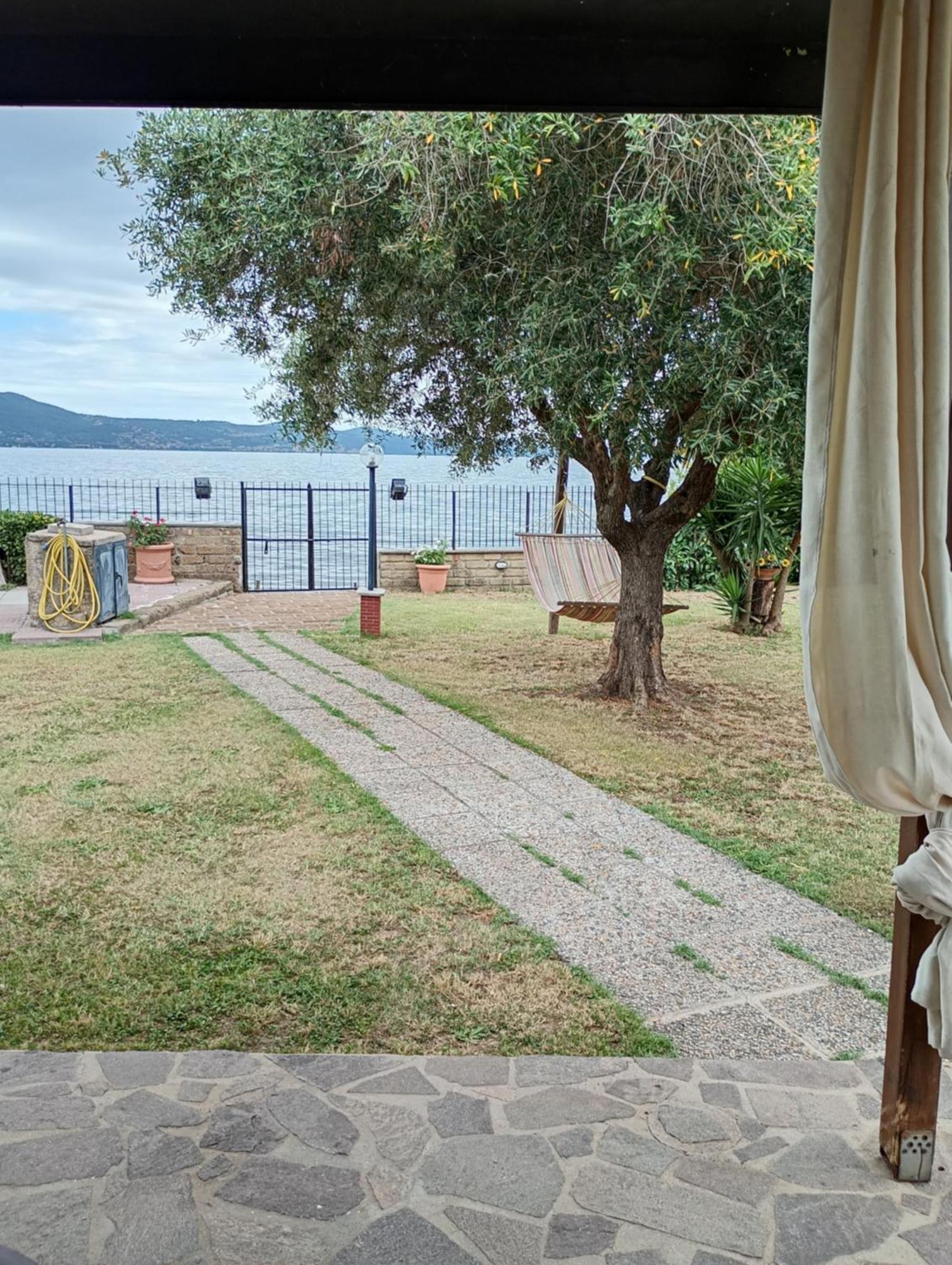 Independent Villa With Private Beach On The Lake Bracciano Kültér fotó